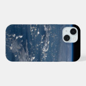 Schaduwen van wolken over het Filipijnse Zee iPhone 15 Hoesje (Achterkant horizontaal)