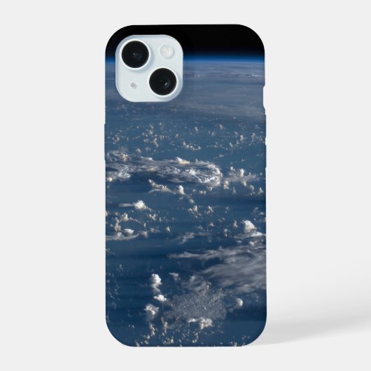 Schaduwen van wolken over het Filipijnse Zee iPhone 15 Hoesje (Achterkant)
