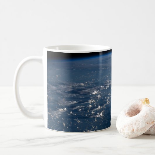 Schaduwen van wolken over het Filipijnse Zee Koffiemok (Met donut)
