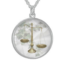 Schalen van justitie op Ivy & Satin