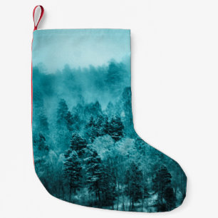 SCHALLOW FOCUS FOTO VAN GROENE BOMEN TIJDENS DAG KLEINE KERSTSOK