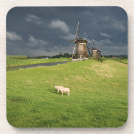 Schapen met windmolens onder donkere wolken bier onderzetter
