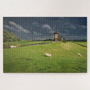 Schapen met windmolens onder donkere wolken legpuzzel