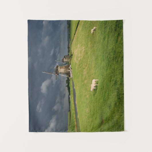 Schapen met windmolens onder donkere wolken wandkleed (Voorkant)
