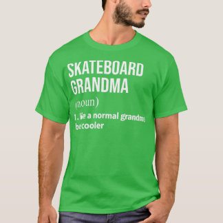 Schateboardoma als een normale oma, maar kool t-shirt