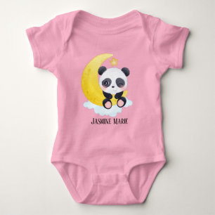 schatje meisje voegt naam panda beer toe romper