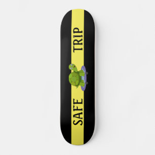 Schatschildpad en kalligrafie op zwart-geel skateboard