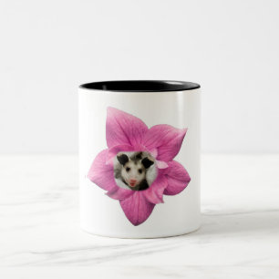 Schattig Baby Opossum Met Bloemen Lacht Tweekleurige Koffiemok