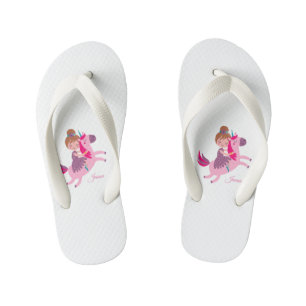 Schattig blondharig meisje dat op een eenhoorn rij kinder teenslippers