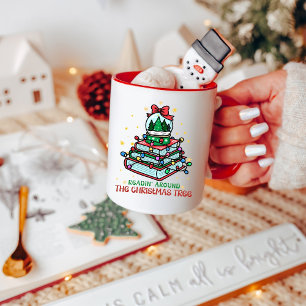 Schattig Boekliefhebber Leest Rond de Kerstboom  Mok