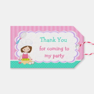 Schattig bruin meisje bakt verjaardagsfeestje cadeaulabel