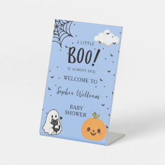 Schattig Een klein boe is bijna jarig Baby Shower Reclamebord Met Voetstuk