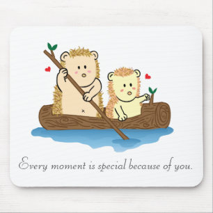 Schattig egelpaar zeilend op een houten boot muismat