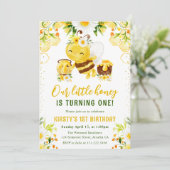 Schattig geel bloemige honing bij 1e verjaardag kaart (Staand voorkant)