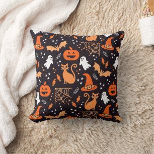 Schattig geïllustreerde halloween tekens op zwart kussen