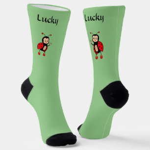 Schattig gelukkig rood lieveheersbeestje op lichtg sokken