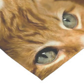 Schattig Ginger Tabby Cat Posing Pet Portret Korte Tafelloper (Hoek)