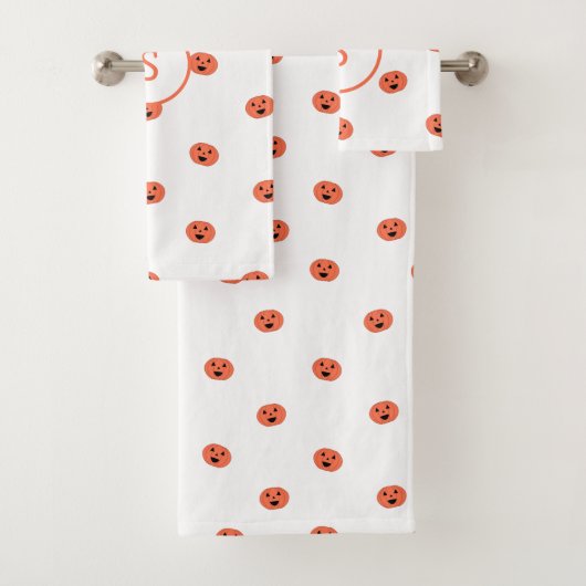 Schattig Halloween pompoen patroon Monogram Wit Bad Handdoek (Insitu)
