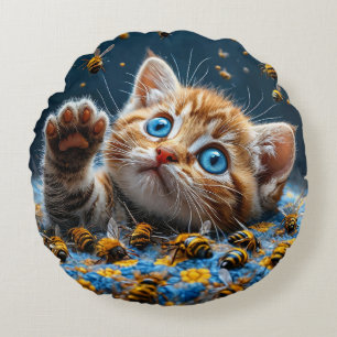 Schattig Kitten dat Interageert met Bijen Rond Kussen