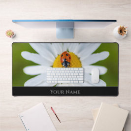 Schattig klein gelukkig lieveheersbeestje voor een bureaumat