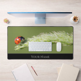 Schattig klein gelukkig lieveheersbeestje voor een bureaumat