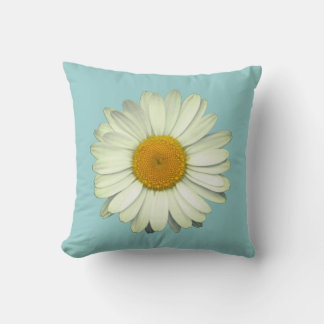 Schattig madeliefje bloemhoofd op lichtblauw kussen