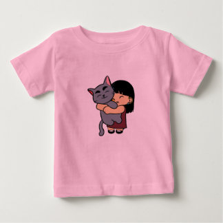 Schattig meisje dat kattenbaby knuffelt