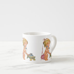 Schattig Meisje dat op Telefoon Praat Espresso Kop