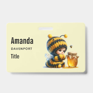 Schattig meisje in bijenpak met honing badge