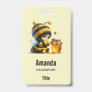 Schattig meisje in bijenpak met honing badge