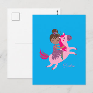Schattig meisje met bruin haar rijdt op een eenhoo briefkaart