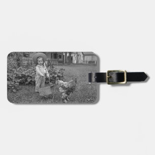 schattig meisje uit 1880 en Rooster Cart in tuin Bagagelabel