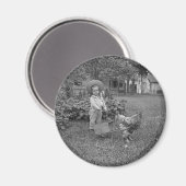 schattig meisje uit 1880 en Rooster Cart in tuin Magneet (Voorkant / Achterkant)