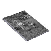 schattig meisje uit 1880 en Rooster Cart in tuin Notitieboek (Rechterzijde)