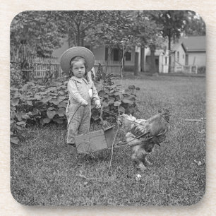 schattig meisje uit 1880 en Rooster Cart in tuin Onderzetter
