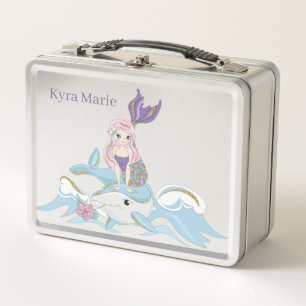 schattig meisje voegt de naam Metal Lunch Box toe