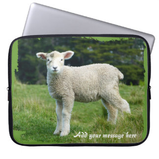 Schattig Modderig Lam in de Weide Voeg Bericht Toe Laptop Sleeve
