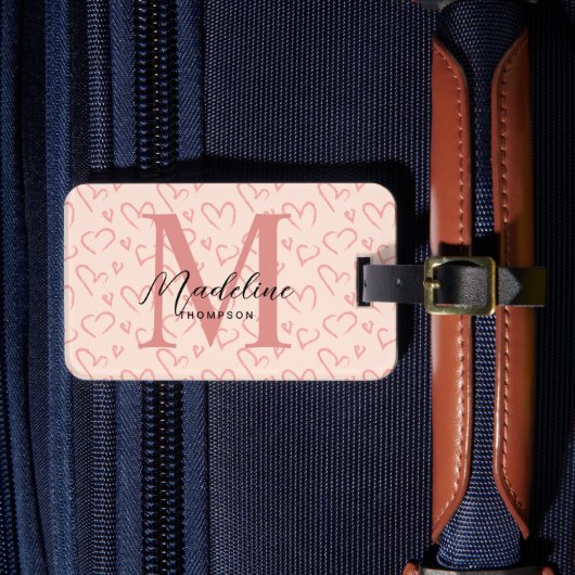 Schattig pastel roze hart patroon script monogram bagagelabel (Voorkant Insitu 4)