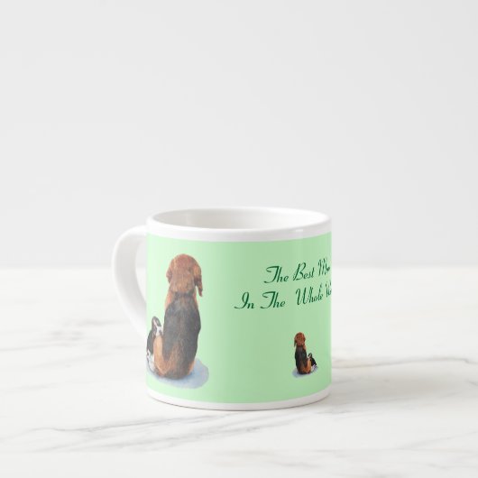 schattig puppy beagle knuffelen mam hond met sloga espresso kop (Voorkant links)