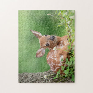 Schattig reekalf onder een boom liggend legpuzzel