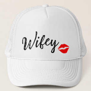 SCHATTIG! 👰‍♀️ Roze "Wifey" Hoed met Kus Lippen – Trucker Pet