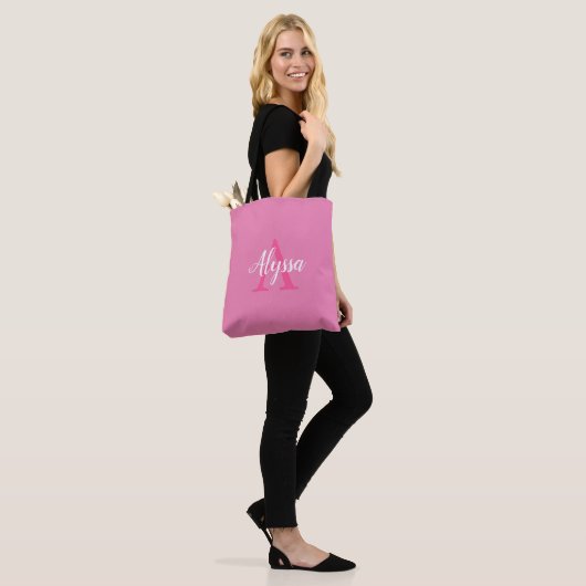 Schattig Roze Wit Script Monogram Canvas tas (Op model)