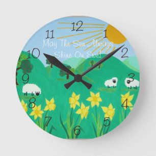 schattig schaap met bomen heuvels blauwe hemel en  ronde klok