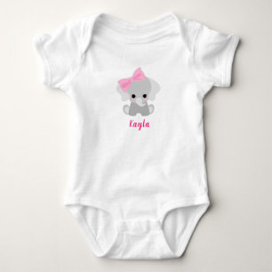 Schattig schreeuwend olifantje met een mooi roze l romper