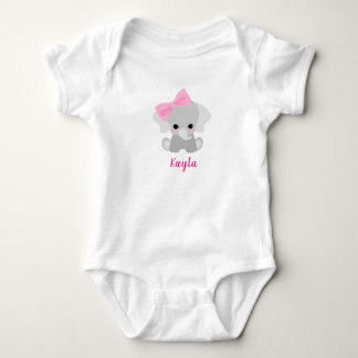 Schattig schreeuwend olifantje met een mooi roze l romper