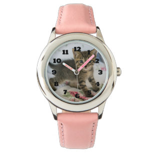 Schattig Tabby kitten kijken verrast Horloge