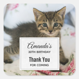 Schattig Tabby kitten kijken verrast verjaardag Vierkante Sticker