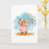 Schattig teddybeer meisje vangt herfstbladeren kaart (Gele Bloem)