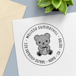 Schattig teddybeer met een ronde adreslabel met ee zelfinktende stempel
