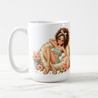 SCHATTIG WHIMSICAL ZOMERMEISJE OP HET STRAND KOFFIEMOK
